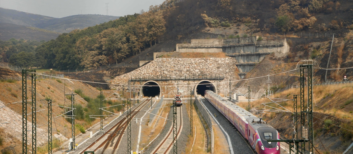 (Foto de ARCHIVO)
Un tren de la línea AVE Madrid-Galicia a su paso por una zona quemada por los incendios, a 21 de agosto de 2025, en A Gudiña, Ourense, Galicia (España). Los trenes habituales en la línea de alta velocidad Madrid-Galicia circulan desde hoy con normalidad en su horarios programados tras la suspensión durante 6 días del servicio por los incendios. Además de los trenes habituales Renfe ha reforzado la línea con dos trenes especiales.

Carlos Castro / Europa Press
21/8/2025