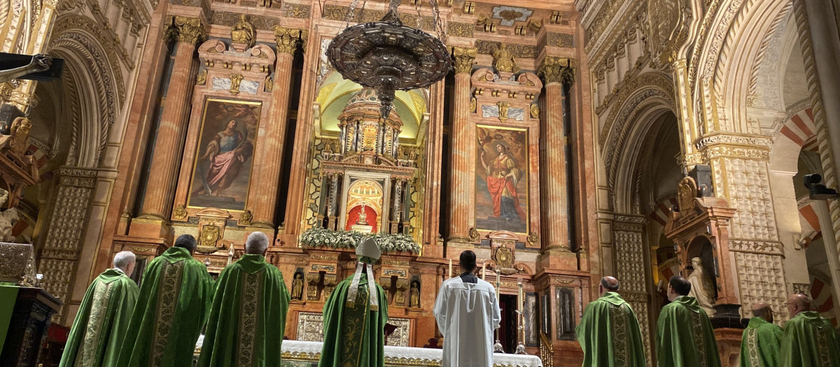Momento de la Eucaristía anoche en la Mezquita Catedral de Córdoba