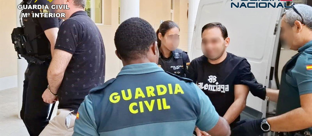 11/09/2025 Uno de los detenidos del grupo criminal dedicado al robo en viviendas de Alicante, Córdoba y Murcia
POLITICA ESPAÑA EUROPA MURCIA
GUARDIA CIVIL/POLICÍA NACIONAL