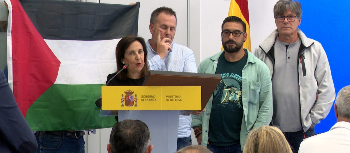 Momento en el que uno de los integrantes del Comité de Empresa de Navantia Ferrol saca una bandera de Palestina durante la intervención de Margarita Robles

EUROPA PRESS
11/9/2025