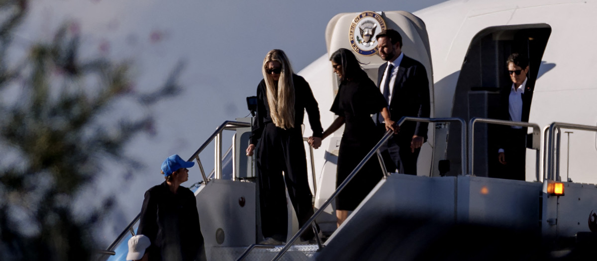 PHOENIX, ARIZONA - SEPTEMBER 11: Vice President JD Vance (R) second lady Usha Vance (C) and Erika Kirk deplane Air Force Two while escorting the body of Charlie Kirk on September 11, 2025 in Phoenix, Arizona. Kirk, the CEO and co-founder of Turning Point USA, was shot and killed on Wednesday in Utah.   Eric Thayer/Getty Images/AFP (Photo by Eric Thayer / GETTY IMAGES NORTH AMERICA / Getty Images via AFP)