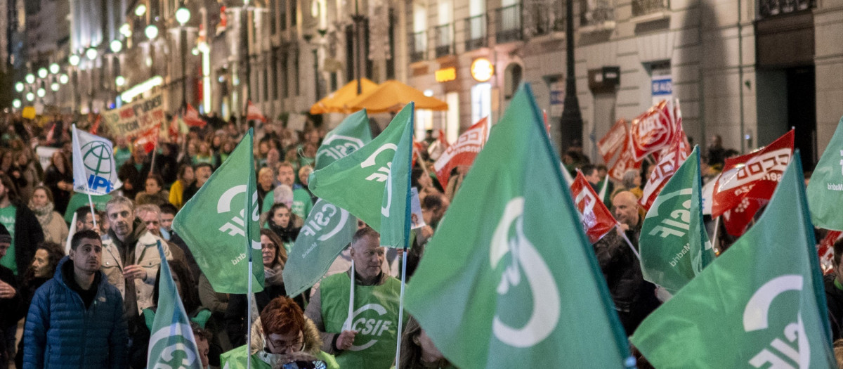Decenas de personas durante una manifestación por la educación pública, a 21 de noviembre de 2024