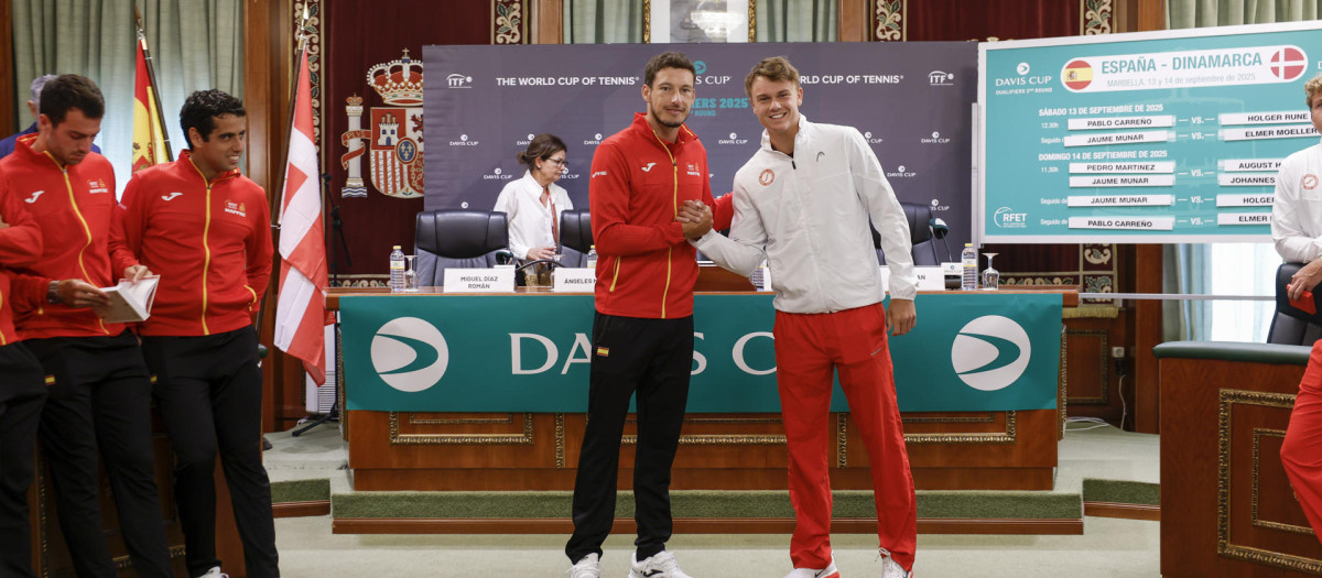 Pablo Carreño (c-i) posa junto al danés Holger Rune (c-d) durante el sorteo de emparejamientos de la segunda clasificatoria de la Copa Davis