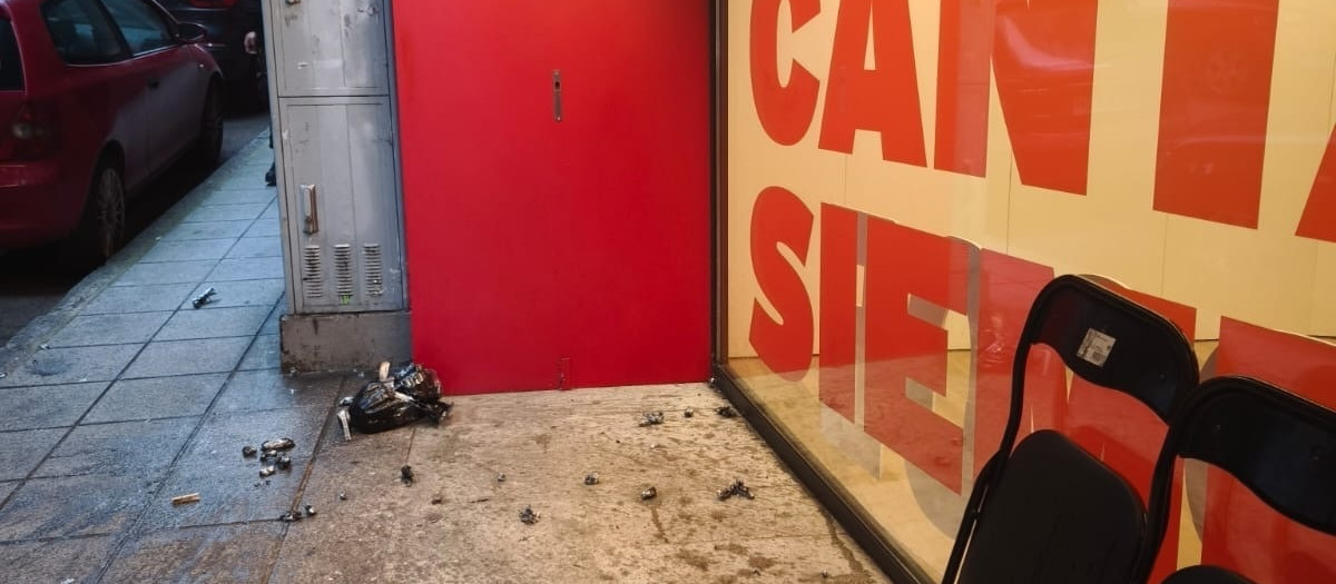 Un encapuchado lanza explosivos caseros en el interior de la sede del PSOE durante un acto sobre Memoria Democrática