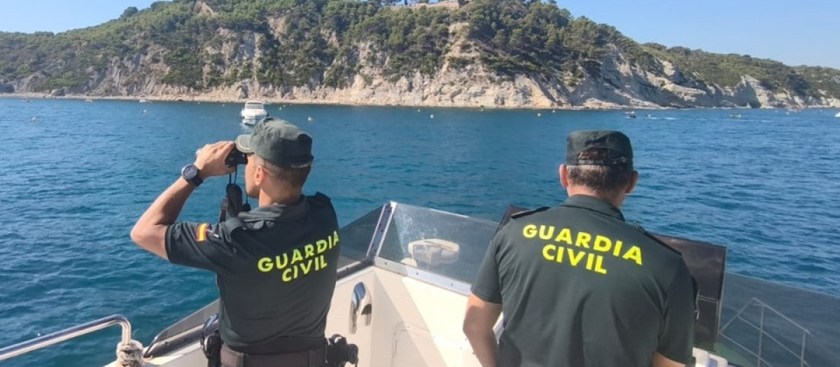 Imagen de archivo de la Guardia Civil controlando el fondeo de embarcaciones en la Comunidad Valenciana.

REMITIDA / HANDOUT por GUARDIA CIVIL
Fotografía remitida a medios de comunicación exclusivamente para ilustrar la noticia a la que hace referencia la imagen, y citando la procedencia de la imagen en la firma
13/9/2025