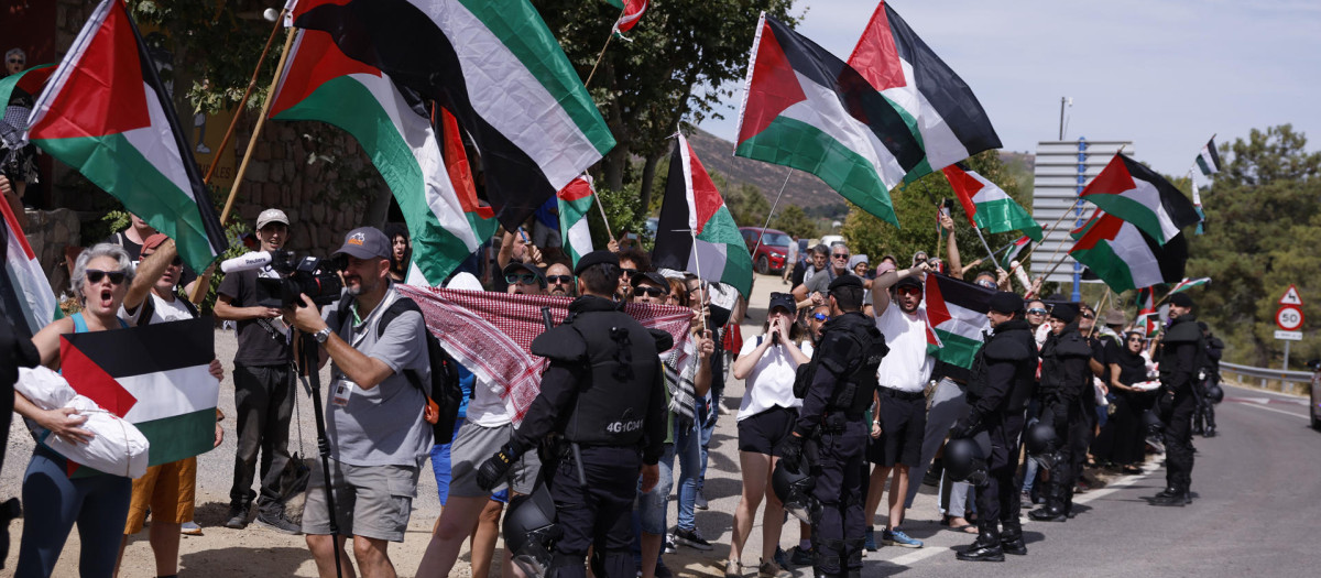 Manifestantes propalestinos antes de darse la salida de la vigésima etapa de La Vuelta a España. El grupo de corredores en cabeza tuvo que pasar por los laterales de la calzada, mientras los coches y motos quedaron bloqueados durante unos instantes.