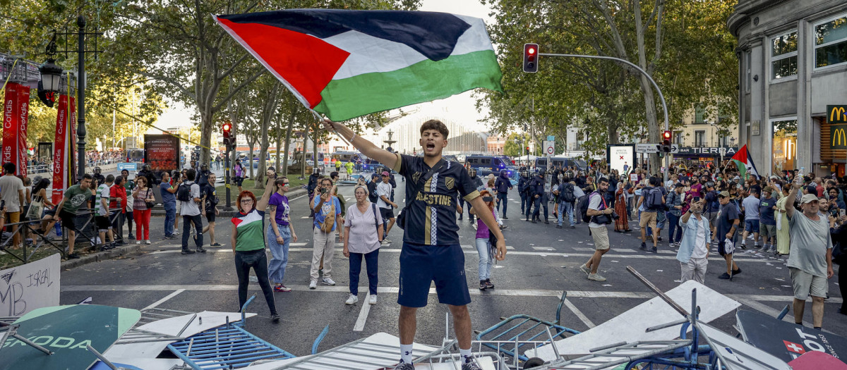 Manifestantes propalestinos cortan el recorrido de los ciclistas en el Paseo del Prado