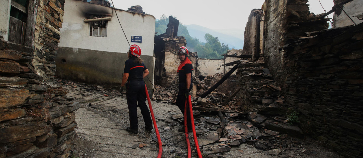 Imagen del pueblo de Lusio, en el municipio berciano de Oencia, en León, que ha quedado arrasado por las llamas