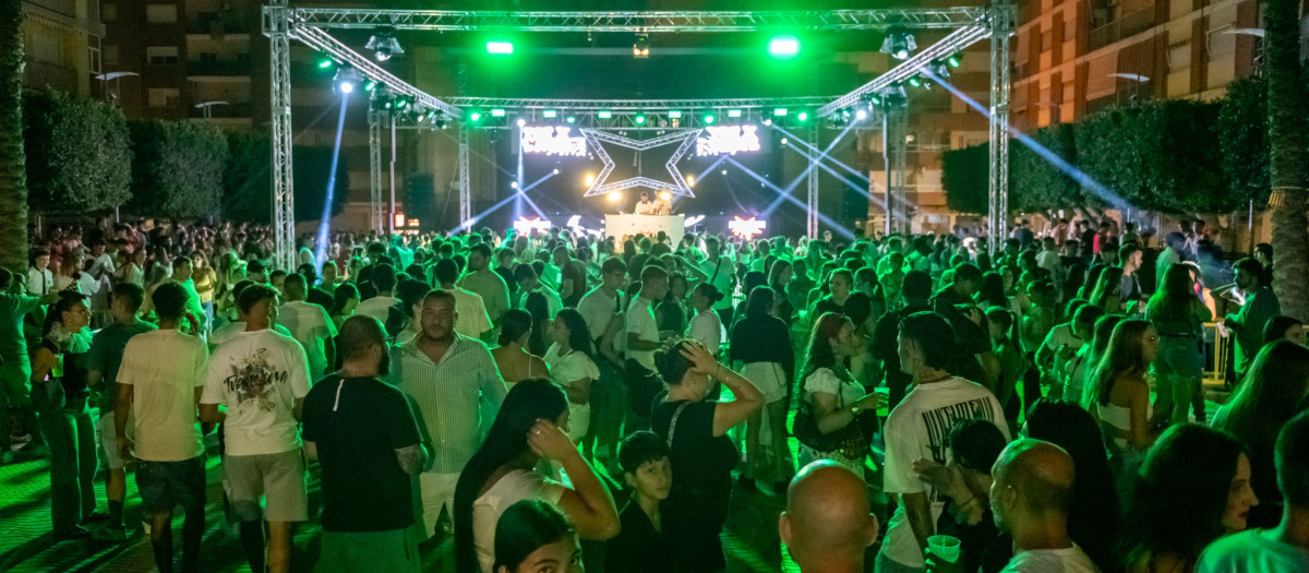 Imagen de la discomóvil en la que se escuchó 'Pedro Sánchez, hijo de puta' en Carlet.