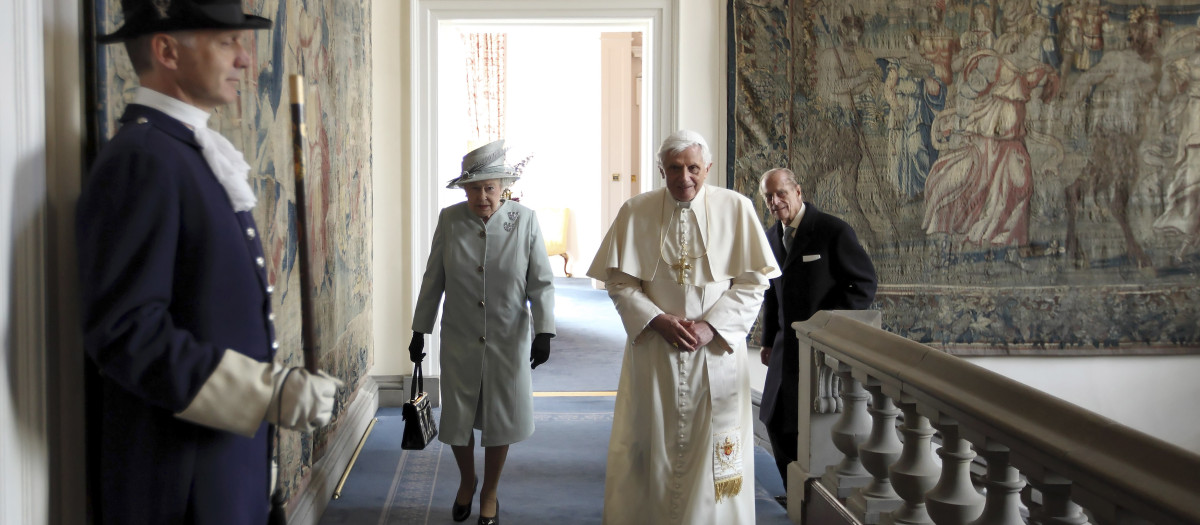 Britain's Queen Elizabeth walks with Pope Benedict XVI, followed by Prince Philip,  in the Morning Drawing Room of the Palace of Holyroodhouse in Edinburgh, Scotland September 16, 2010. Pope Benedict arrived in Britain on Thursday hoping to win over one of Europe's most secular countries, but a last minute diplomatic hiccup and the possibility of a low turnout threaten the success of the visit. REUTERS/Dan Kitwood/Pool   (BRITAIN - Tags: ROYALS SOCIETY POLITICS PROFILE RELIGION)