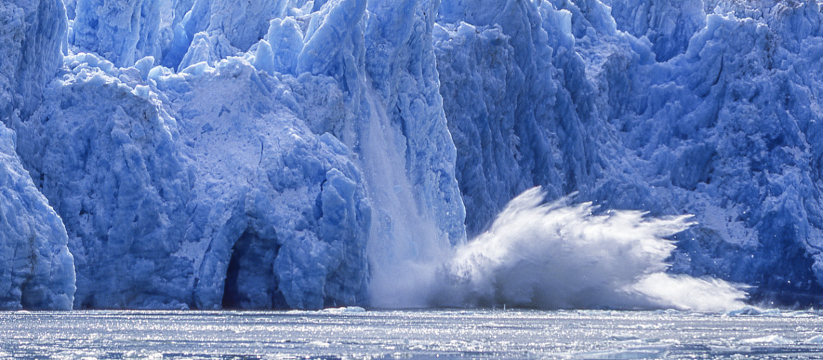 Desprendimiento de un glaciar de marea en la bahía de Alaska