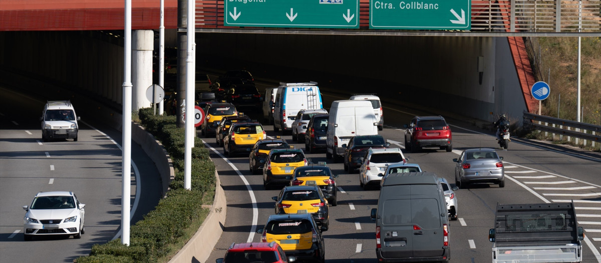 Un grupo de taxis participan en una marcha lenta convocada por Élite Taxi, en una imagen de archivo