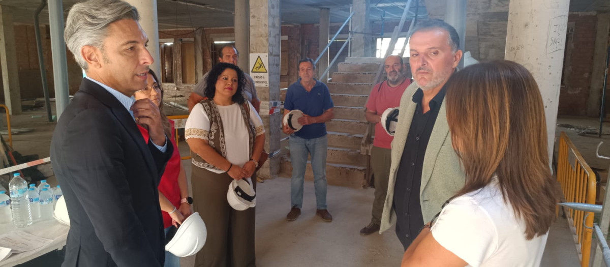 Andrés Lorite y Paco Franco, en la obra de los apartamentos en Encinarejo