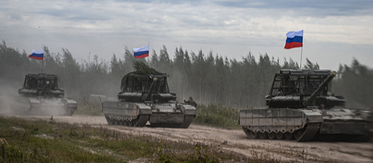 Tanques rusos en movimiento durante los ejercicios militares conjuntos ruso-bielorrusos "Zapad-2025" (Oeste-2025) en un campo de entrenamiento cerca de la ciudad de Borisov, al este de Minsk
