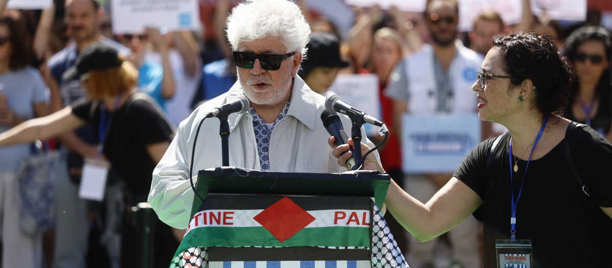 Almodóvar, ataviado con su kufiya, durante el acto contra la guerra en Gaza en la Puerta del Sol