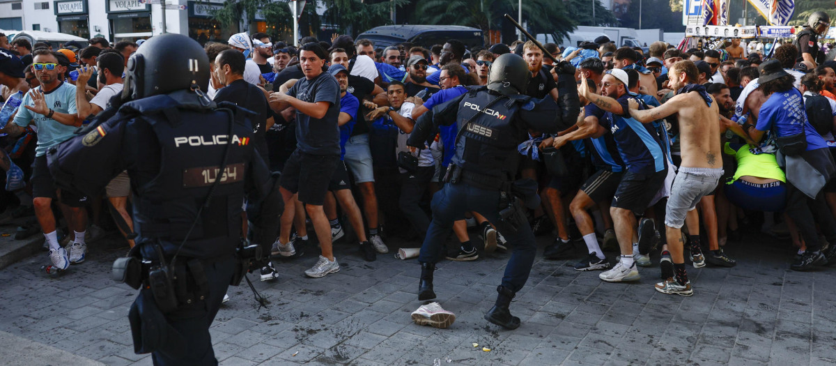 Agentes de la Policía Nacional cargan contra ultras del Olympique de Marsella a su llegada al estadio Santiago Bernabéu