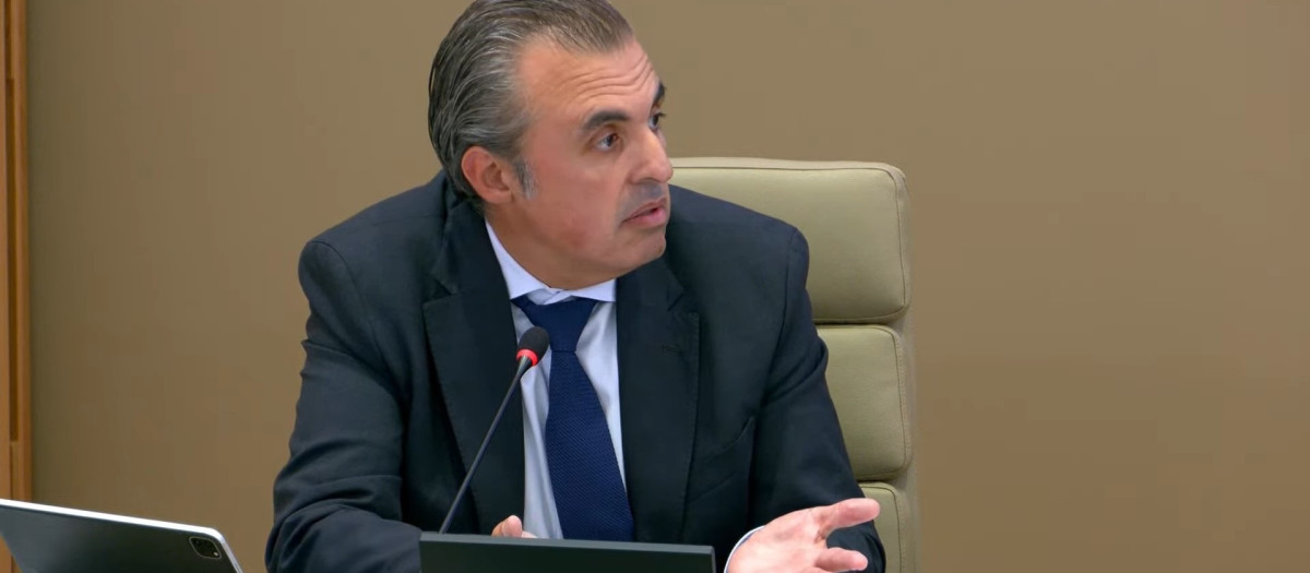 El conseller de Educación y Universidades, Antoni Vera, durante su comparecencia en la Comisión de Educación y Universidades