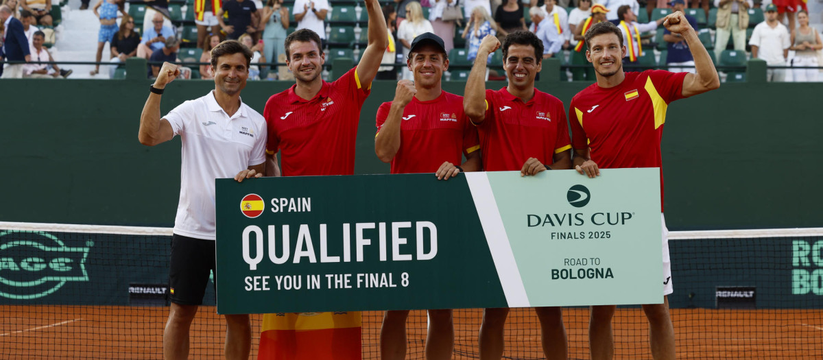 El equipo español celebra la victoria ante Dinamarca, tras la eliminatoria de la Copa Davis