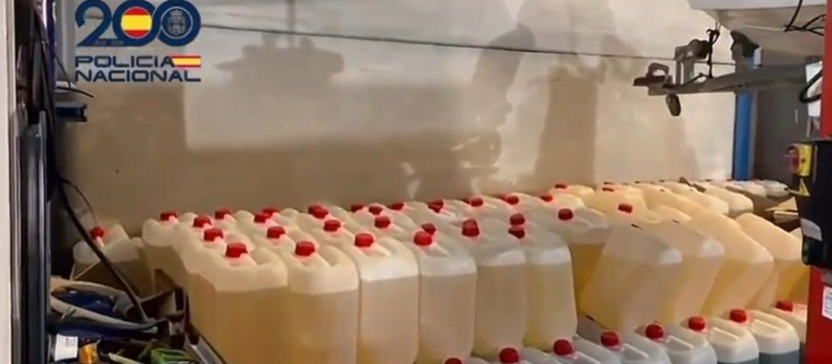 Garrafas con gasolina para narcolanchas intervenidas a una red que operaba entre Puerto Real y Arahal