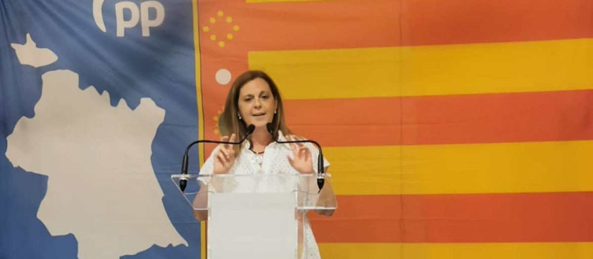 Imagen de Reme Mazzolari con una Real Señera detrás