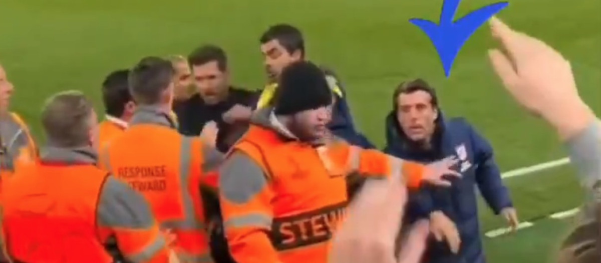 El miembro del cuerpo técnico que se enfrentó a la grada