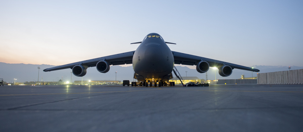 Un avión C-5 Galaxy de la fuerza aérea de EE.UU. en el aeródromo de Bagram, Afganistán (2015)