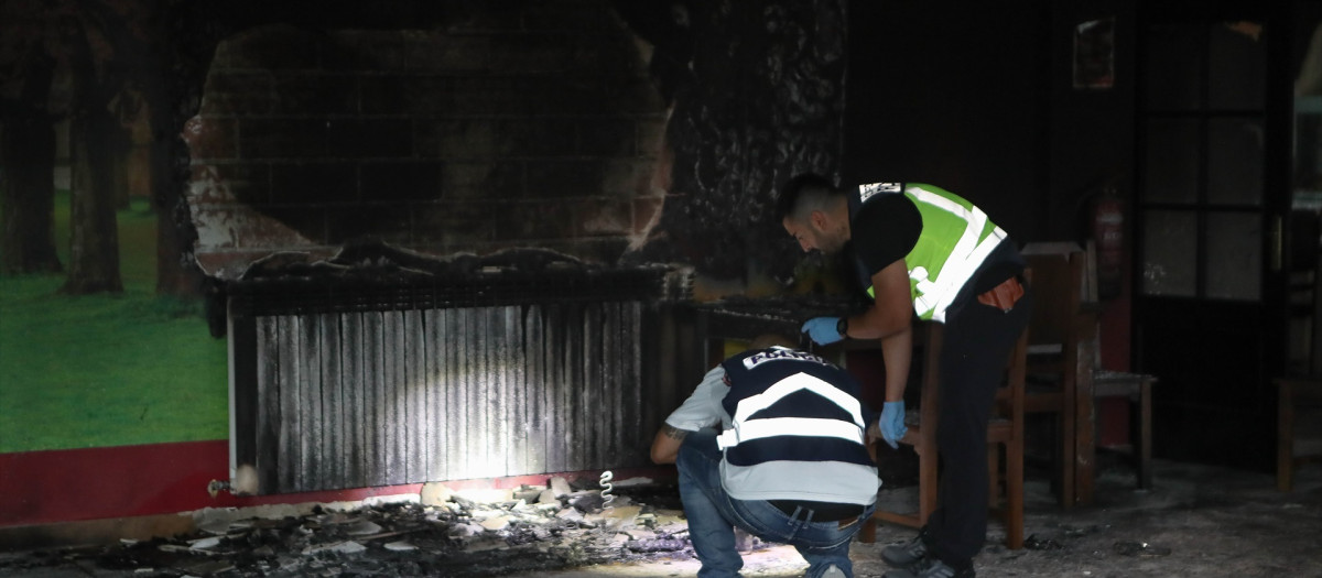 Agentes de la Policía Nacional trabajan en la investigación en el edificio que albergará el centro de la Xunta para menores migrantes