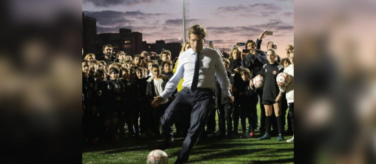 Imagen de archivo del alcalde de Madrid, José Luis Martínez-Almeida, chutando un balón
