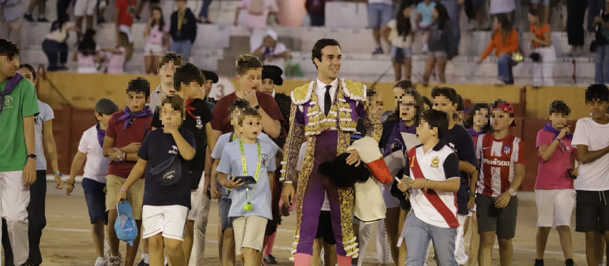 Tomás Rufo, rodeado de jóvenes aficionados poco antes de salir a hombros en Guadalajara