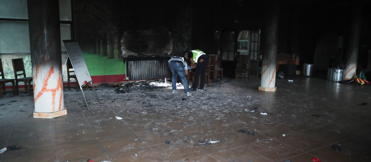 (Foto de ARCHIVO)
Agentes de la Policía Nacional trabajan en la investigación en el edificio que albergará el centro de la Xunta para menores migrantes, a 20 de septiembre de 2025, en Monforte de Lemos, Lugo, Galicia (España). La Policía Nacional investiga el ataque con dos cóctel molotov contra el edificio del municipio lucense de Monforte de Lemos que albergará el centro de la Xunta para acoger a menores migrantes. Los hechos se produjeron sobre las 03.00 horas de este sábado cuando saltó la alarma del bajo, en el que la explosión de esta bomba incendiaria de fabricación casera causó numerosos daños materiales.

Carlos Castro / Europa Press
20/9/2025