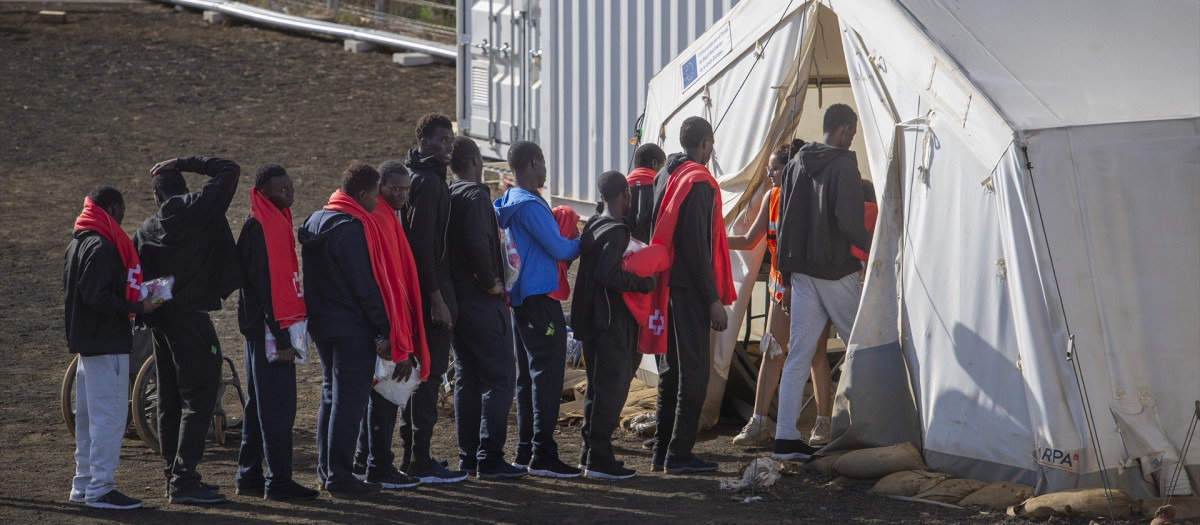 Un grupo de inmigrantes es atendido en una imagen de archivo