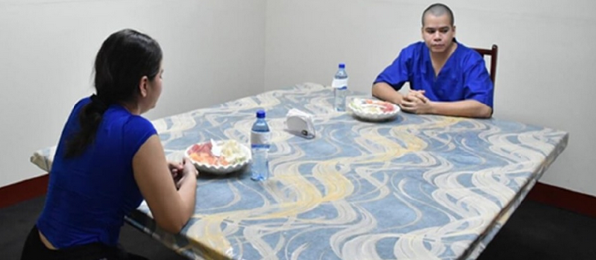 Yerry Gustavo Estrada Ruiz, preso político de la dictadura de Daniel Ortega, junto a su novia en un visita escenificada