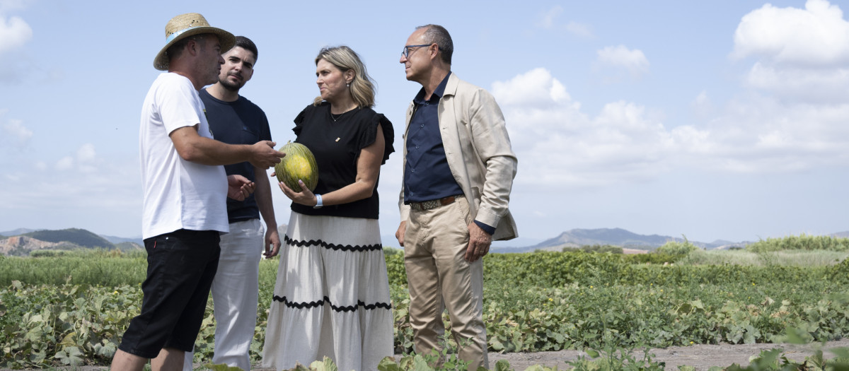 Imagen de Marta Barrachina con agricultores de la provincia