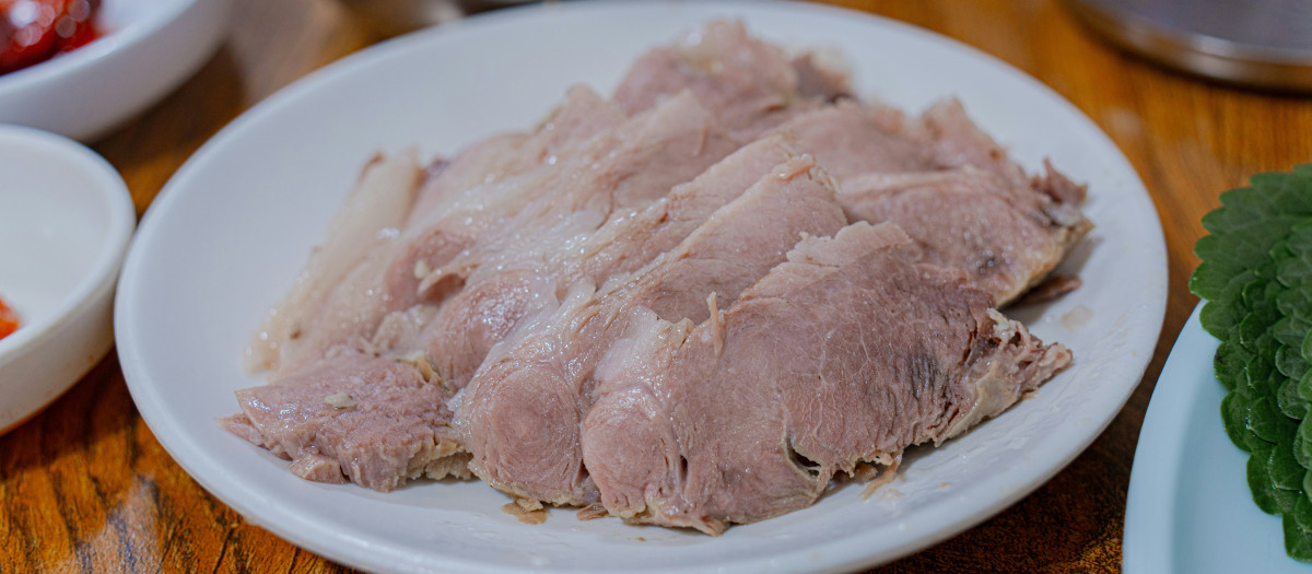 Un plato con carne de cerdo