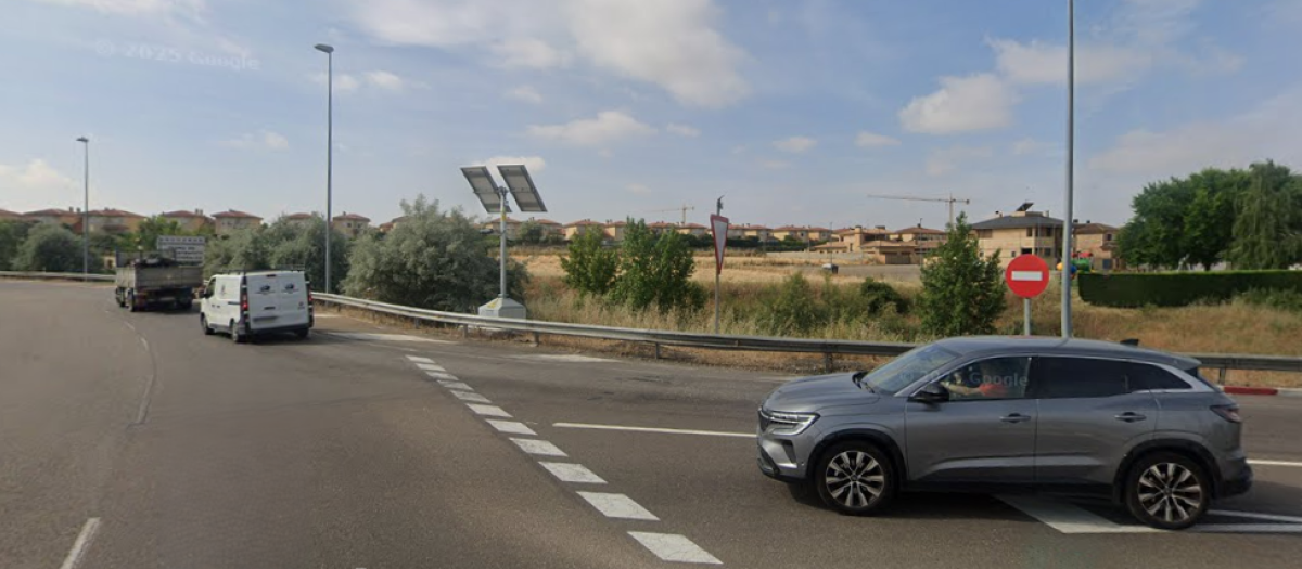 Imagen del acceso a la rotonda de la que se quejaban los vecinos