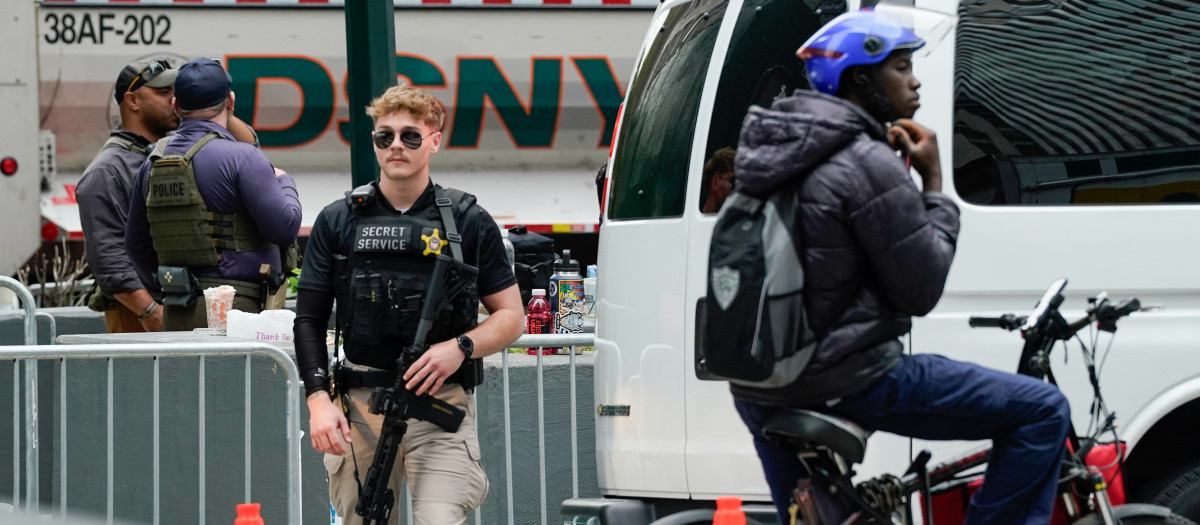 Un miembro del Servicio Secreto de EE. UU. patrulla las afueras de la sede de la ONU durante el inicio de las reuniones de alto nivel de la Asamblea General de las Naciones Unidas en la ciudad de Nueva York