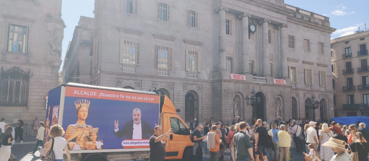 El camión de Abogados Cristianos al que han tenido los agentes de la Guardia Urbana