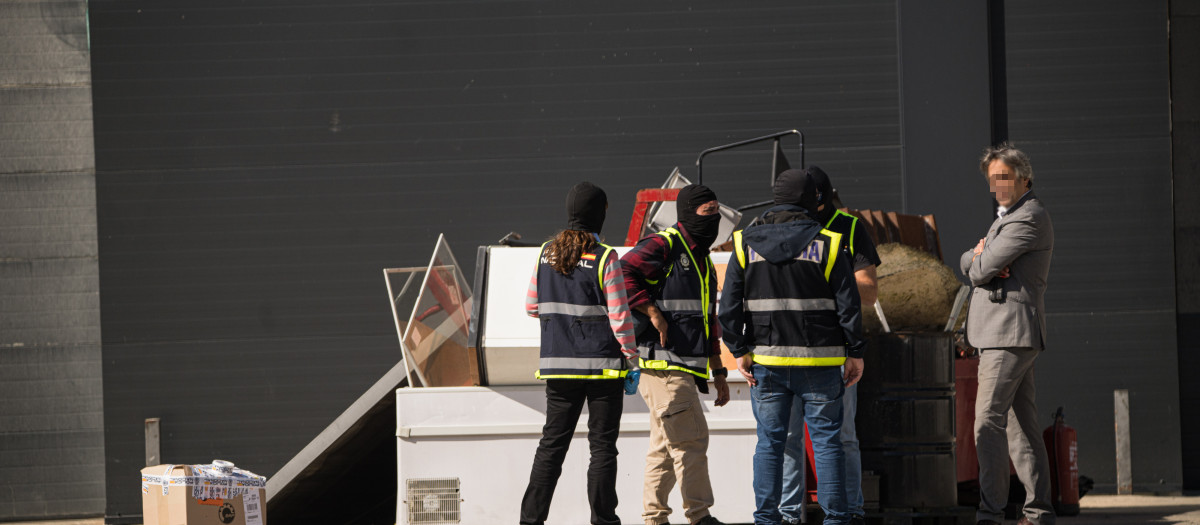 Personal de la Policía Nacional trabaja en un operativo, a 24 de septiembre de 2025, en Pontevedra, Galicia (España). Agentes de la Policía Nacional y de la DEA norteamericana participan este miércoles en un operativo con detenciones y registros en la comarca de O Salnés vinculados con el alijo de 3.500 kilos de cocaína incautado en A Pobra do Caramiñal hace 10 días y por el que ya habían sido detenidas tres personas. Hay varias personas detenidas y se está registrando un taller de embarcaciones en Tragove, en Cambados, vinculado con una empresa de alquileres náuticos en Sanxenxo.

Elena Fernández / Europa Press
24 SEPTIEMBRE 2025;DETENCIONES;REGISTROS;O SALNÉS;PONTEVEDRA;COCAÍNA;DROGAS;GALICIA;OPERATIVO;DEA;POLICÍA NACIONAL;A POBRA DO CARAMIÑAL;
24/9/2025