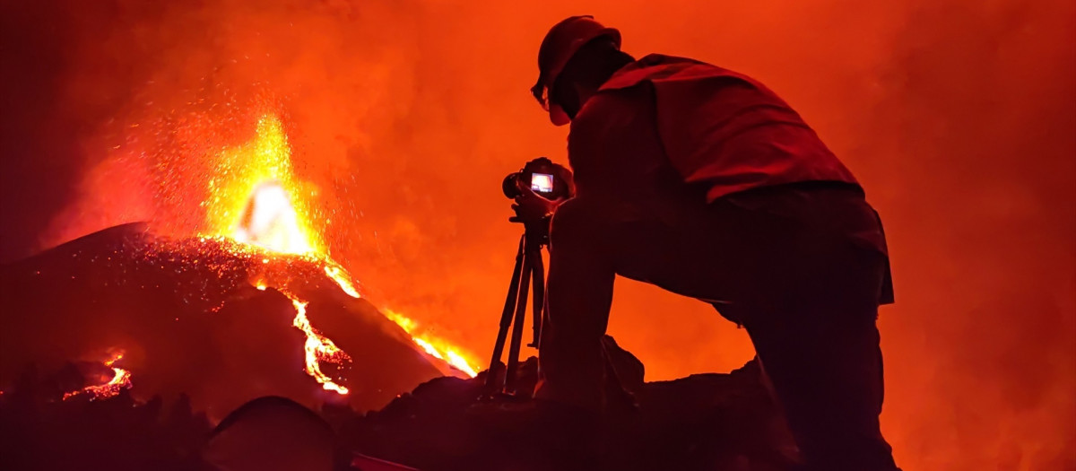 Un técnico de Involcan contempla la erupción del volcán Tajogaite, en La Palma