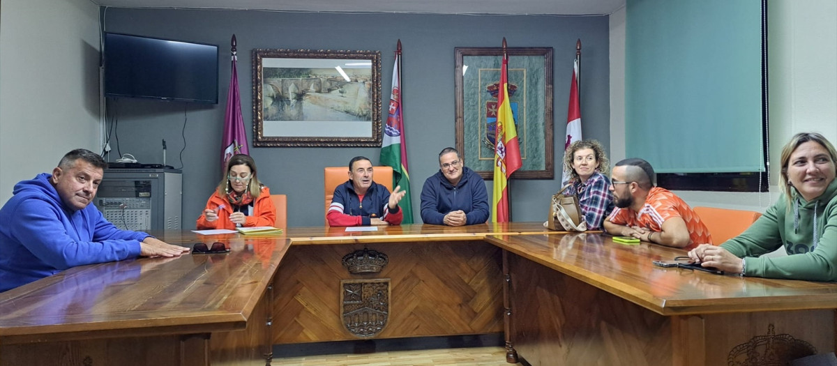 Imagen del pleno del Ayuntamiento de Hospital de Órbigo tras aprobar la moción por la Autonomía de la Región Leonesa