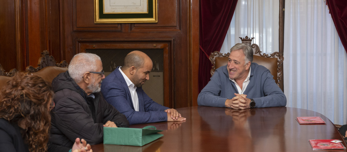 El alcalde de Pamplona, Joseba Asirón, reunido con los representantes sahariauis