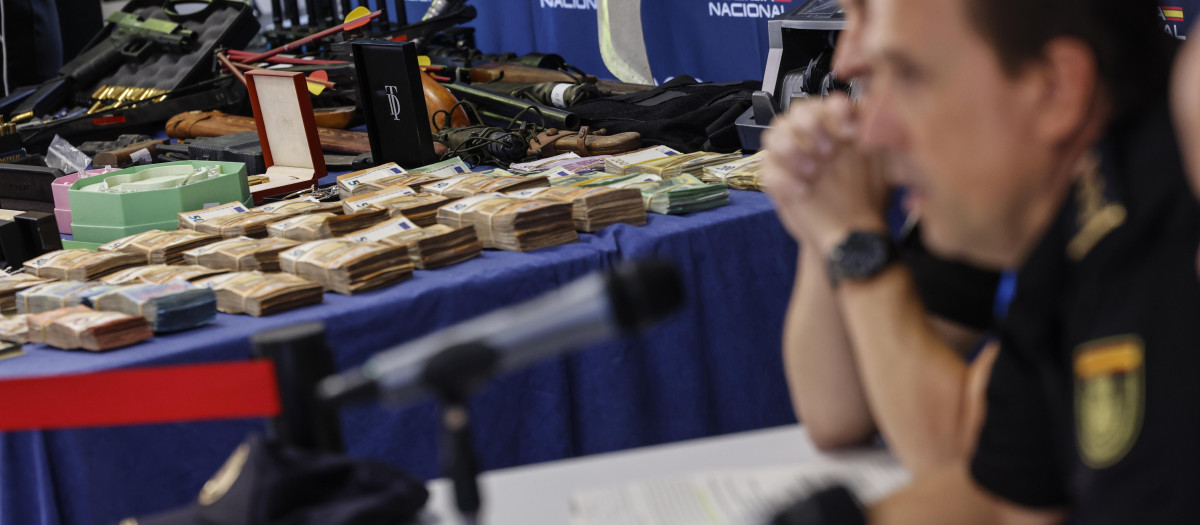 Imagen de parte de los objetos intervenidos a la red criminal