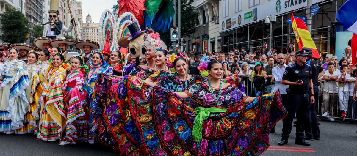 Varias personas participan en la Cabalgata de la Hispanidad en Madrid, a 5 de Octubre de 2024, en Madrid (España). La cabalgata, que se celebra de manera anual en el marco de las celebraciones del Día de la Hispanidad, cuenta con más de 1.000 participantes de delegaciones de 22 países americanos además de seis carrozas que realizan un recorrido desde Plaza de España hasta la confluencia de la Gran Vía con la calle Alcalá.

Ricardo Rubio / Europa Press
05 OCTUBRE 2024;CABALGATA;HISPANIDAD;CARROZAS;
05/10/2024