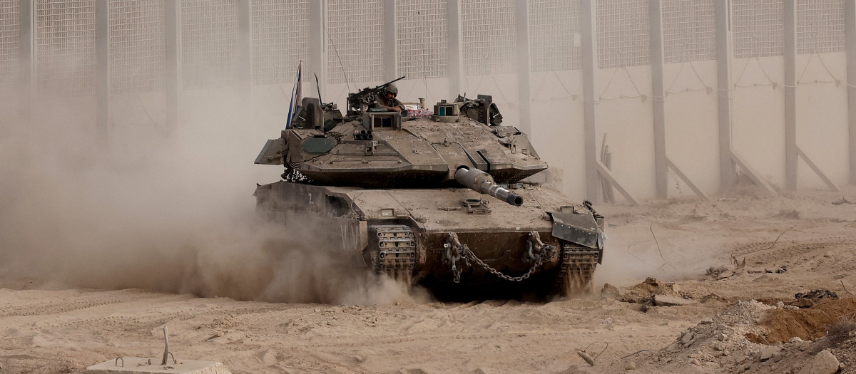 Un tanque israelí avanza en la franja de Gaza