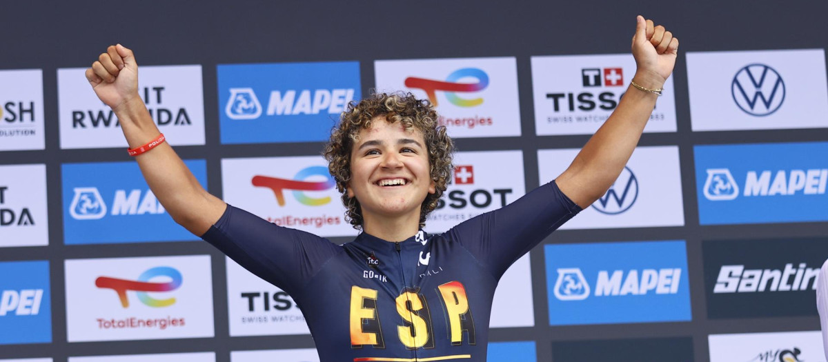 Paula Ostiz celebra la medalla de oro conseguida en el Mundial de Ruanda