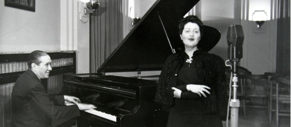 Lola Rodríguez Aragón con Joaquín Turina en Radio Madrid