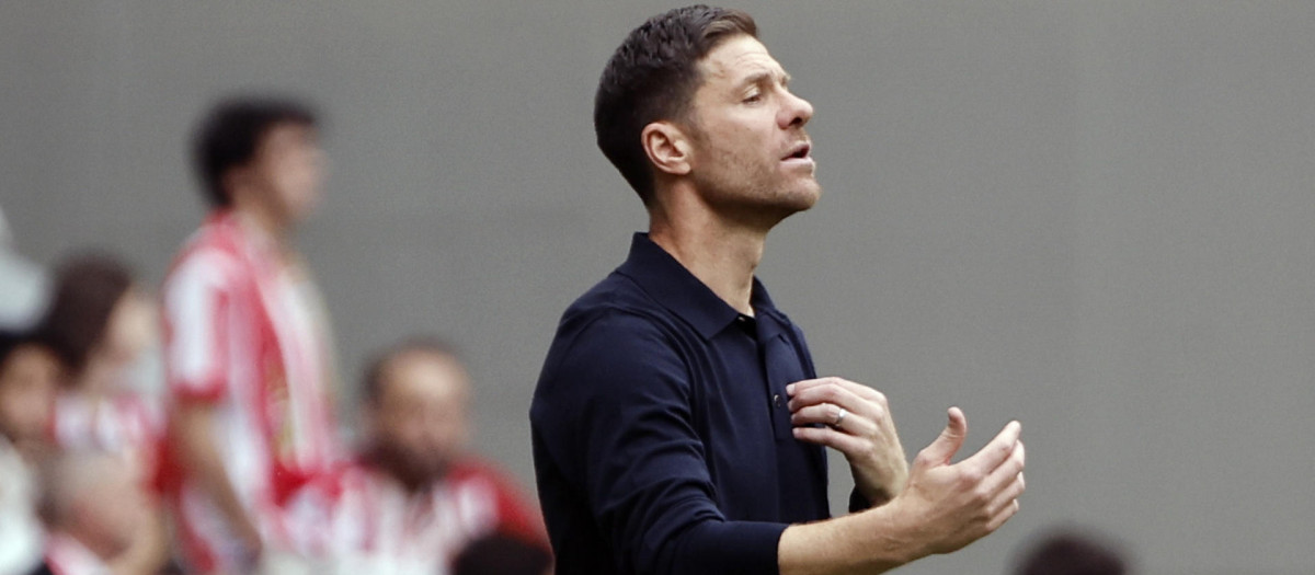 Xabi Alonso da órdenes en el derbi ante el Atlético de Madrid