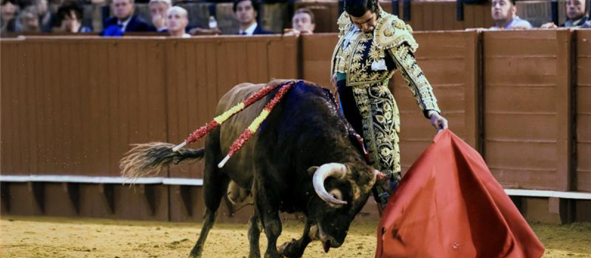 Morante de la Puebla, con el segundo de su lote, al que sacó muletazos de mucho mérito