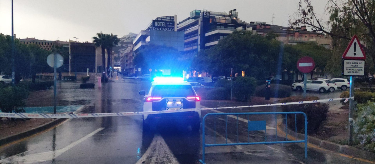 Imagen de la Policía Local de Peñíscola cortando una zona inundable del municipio.