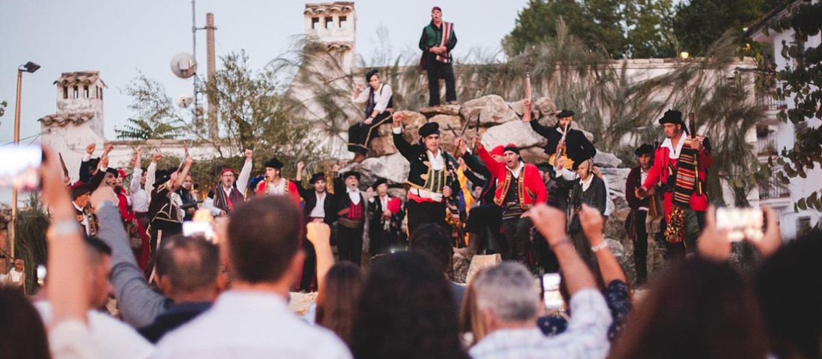Actores y vecinos se caracterizan de bandoleros